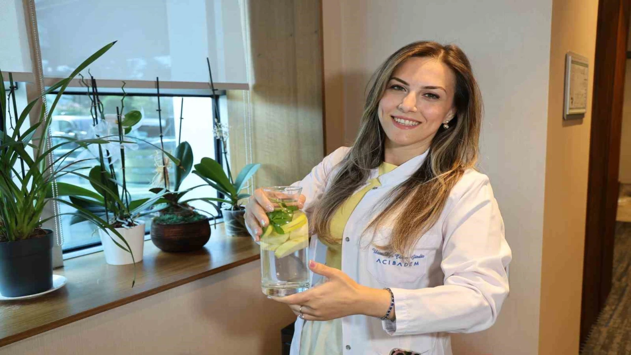 Su ihtiyacını asitli içeceklerden karşılamak sindirim sorunlarına yol açıyor