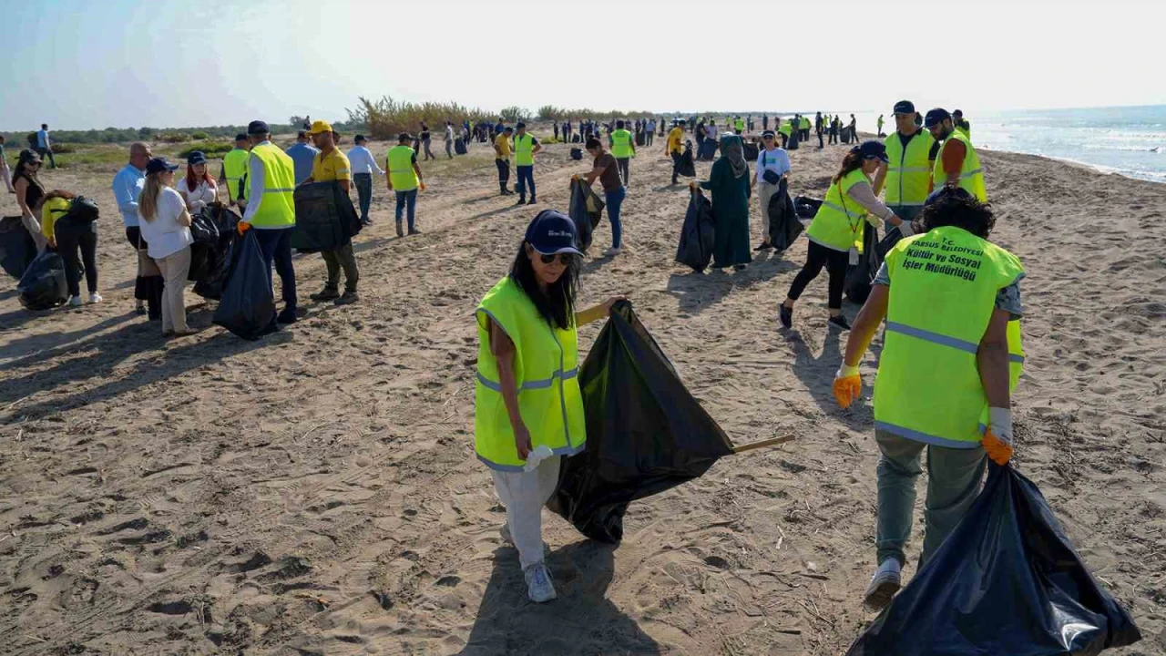 Tarsus Plajından bir ton atık toplandı