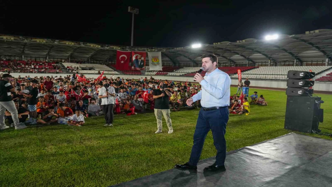 Tarsusta A Milli Takım maçı coşkuyla izledi