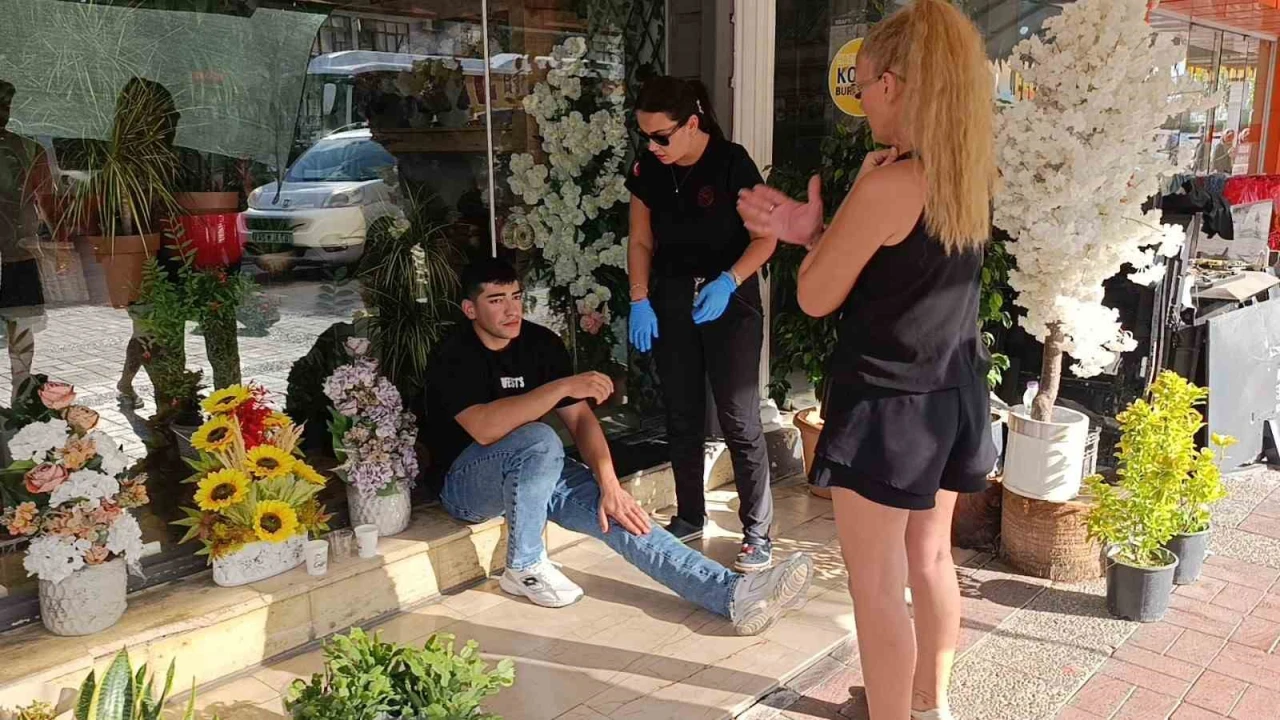 Ticari taksiyle çarpışan motosiklet savrulup başka bir otomobile çarptı: 1 yaralı