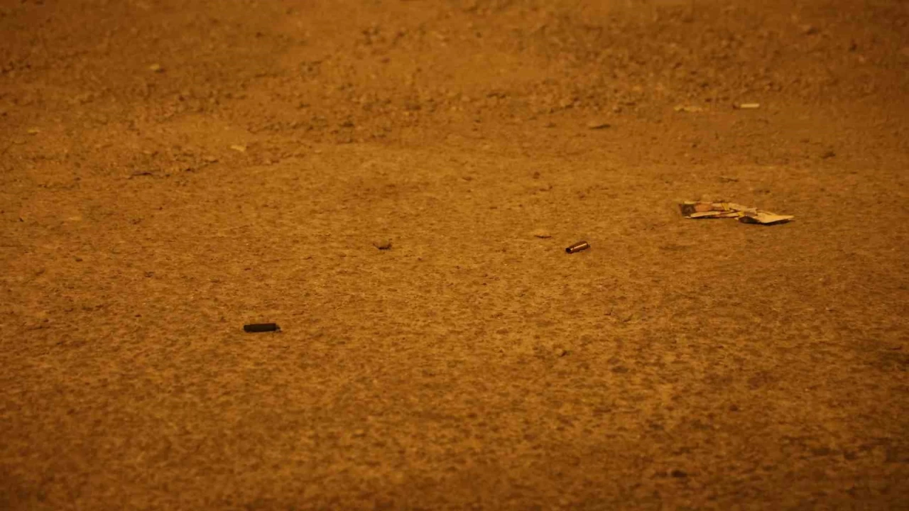 Uzun namlulu silahla oto galeriyi taradılar: 10dan fazla mermi isabet etti