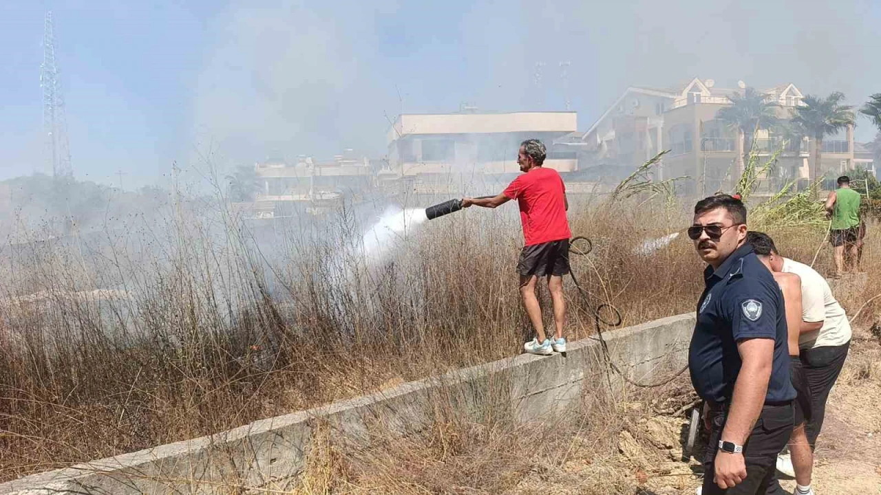 Villaları tehdit eden yangına ilk müdahale otel personeli ve müşterinden geldi