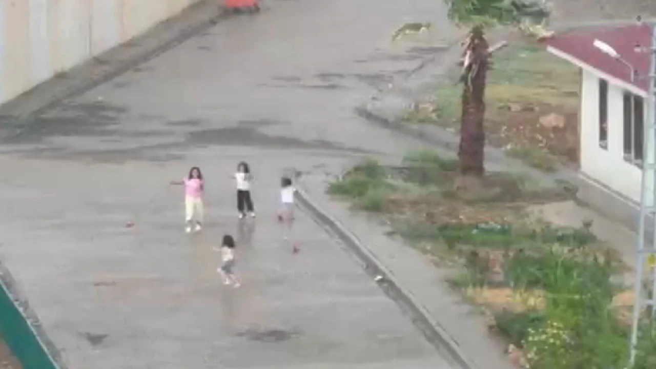 Yağmurun yağmasına en çok çocuklar sevindi