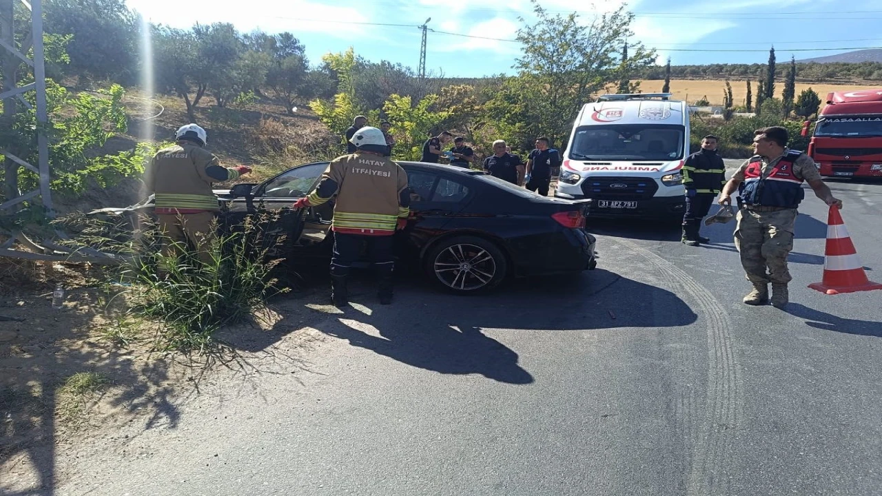 Yol kenarına devrilen otomobilin sürücüsü yaralandı