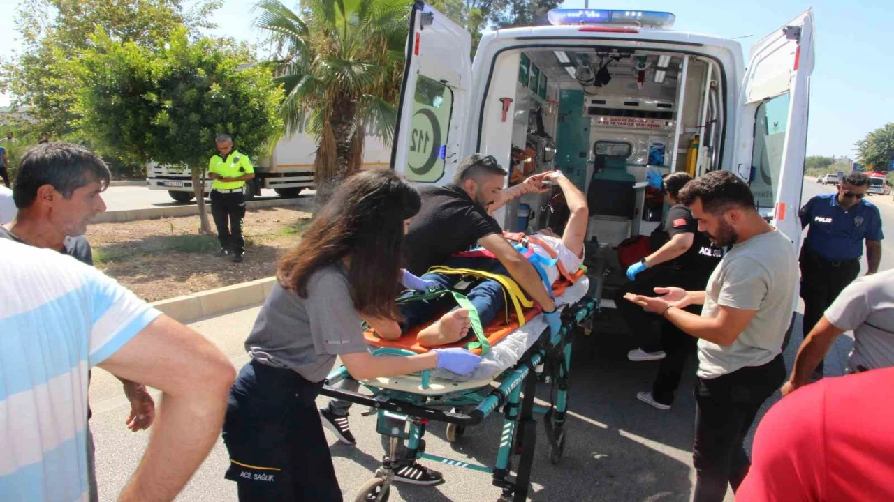 Yol süpürme aracı ile hafif ticari araç çarpıştı: 5 yaralı