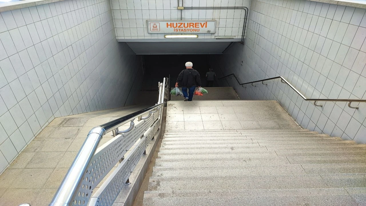 Adanada 16 yıl önce hizmete giren metro alt geçitte yürüyen merdivenin yeri var, mekanizması yok