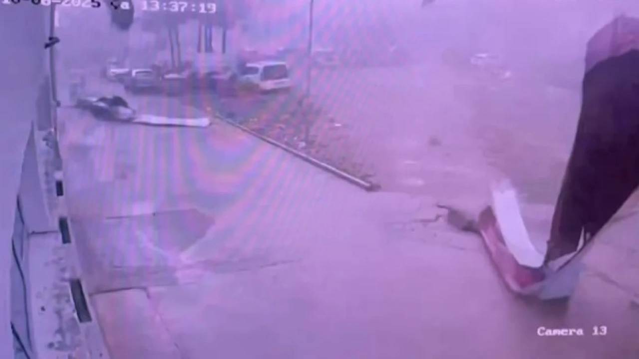 Adanada hortum okulun çatısını uçurdu, o anlar güvenlik kamerasına yansıdı