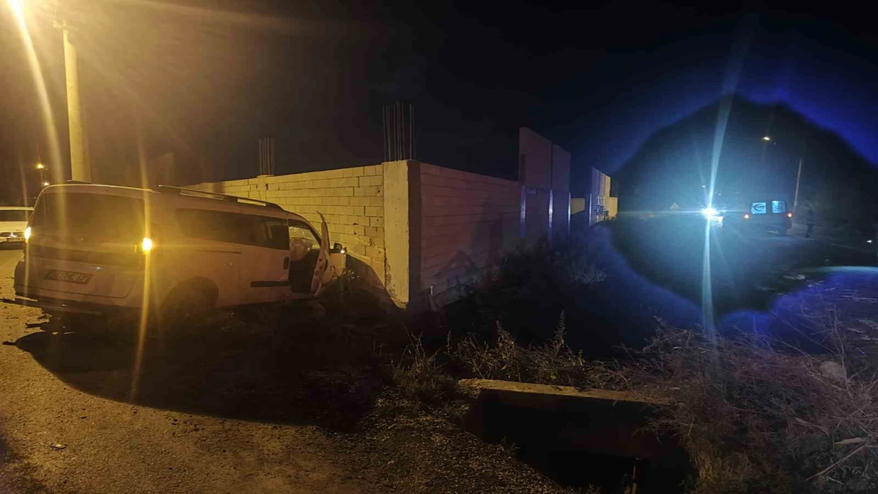 Adanada iki hafif ticari araç çarpıştı: 1 ölü, 2 yaralı