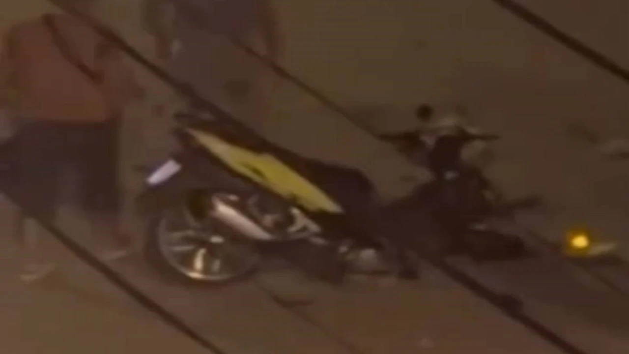 Adanada iki motosiklet kafa kafaya çarpıştı: 2 yaralı