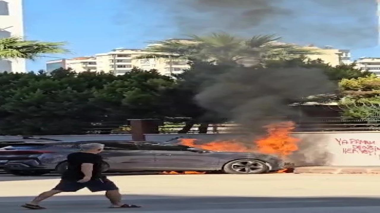 Adanada park halindeki araç alev alev yandı