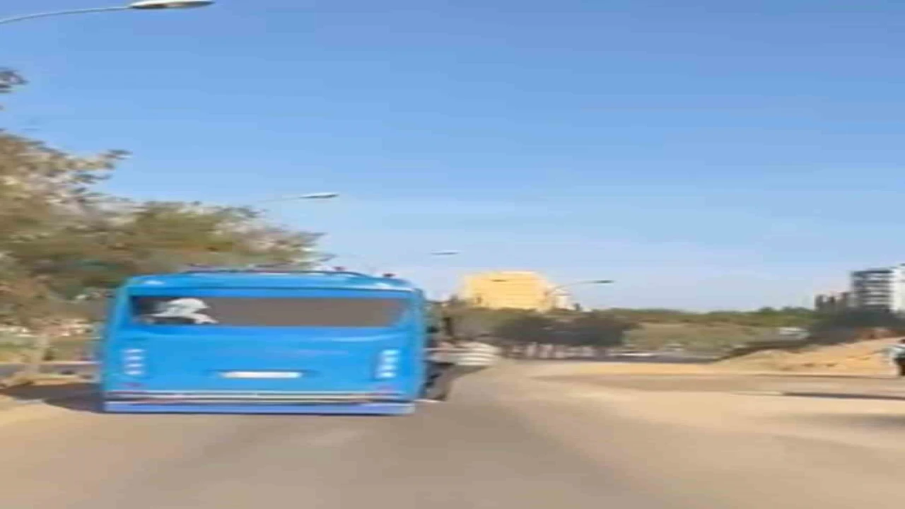 Adanada tehlikeli anlar: Otobüsten sarkarak yolculuk yaptılar