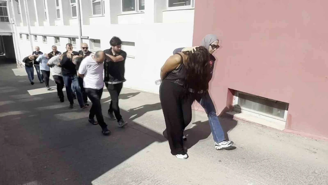 Adanada torbacılara operasyon: 1i kadın 6 kişi tutuklandı