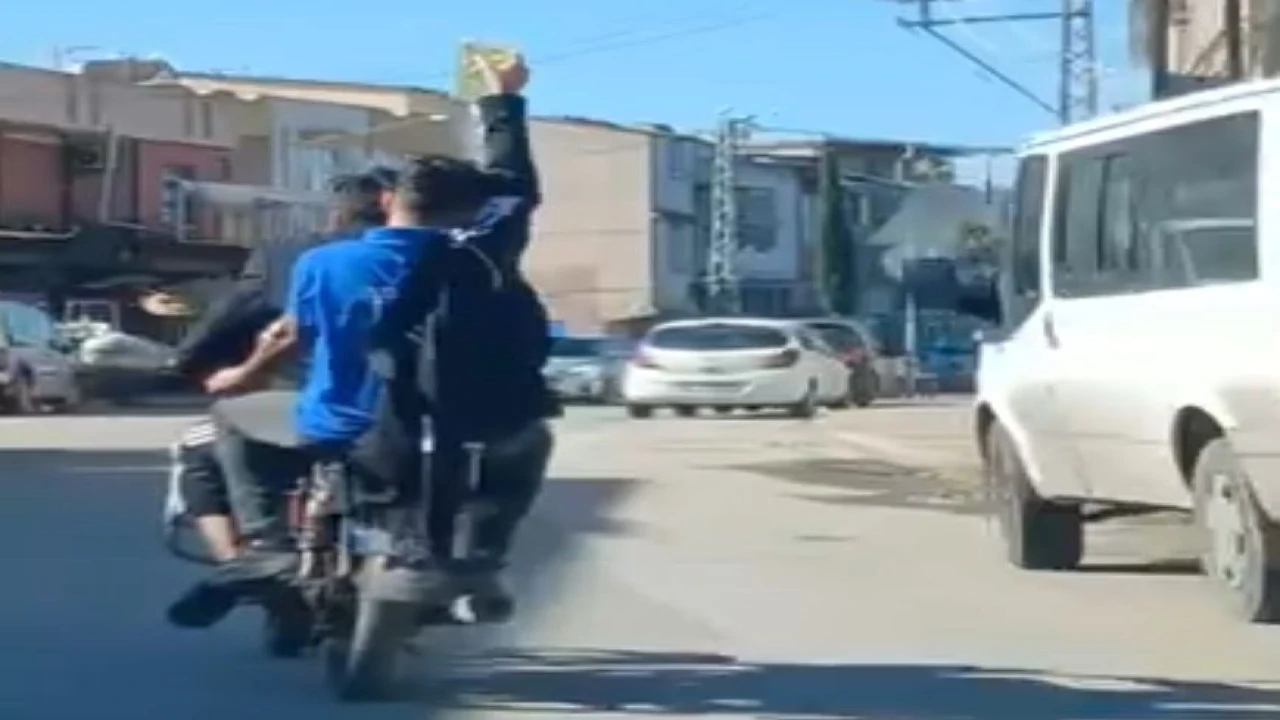 Adanada trajikomik görüntü: Serum takılı halde motosikletle yolculuk yaptı