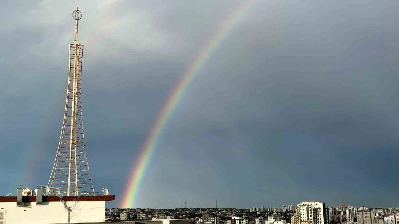 Adanada yağmur sonrası gökkuşağı oluştu