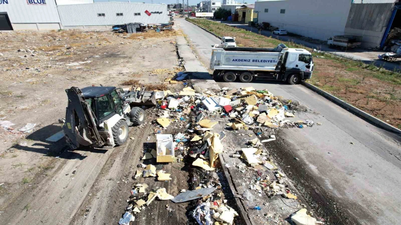 Akdeniz Belediyesi ekipleri aynı bölgede tonlarca çöp ve hurda topladı