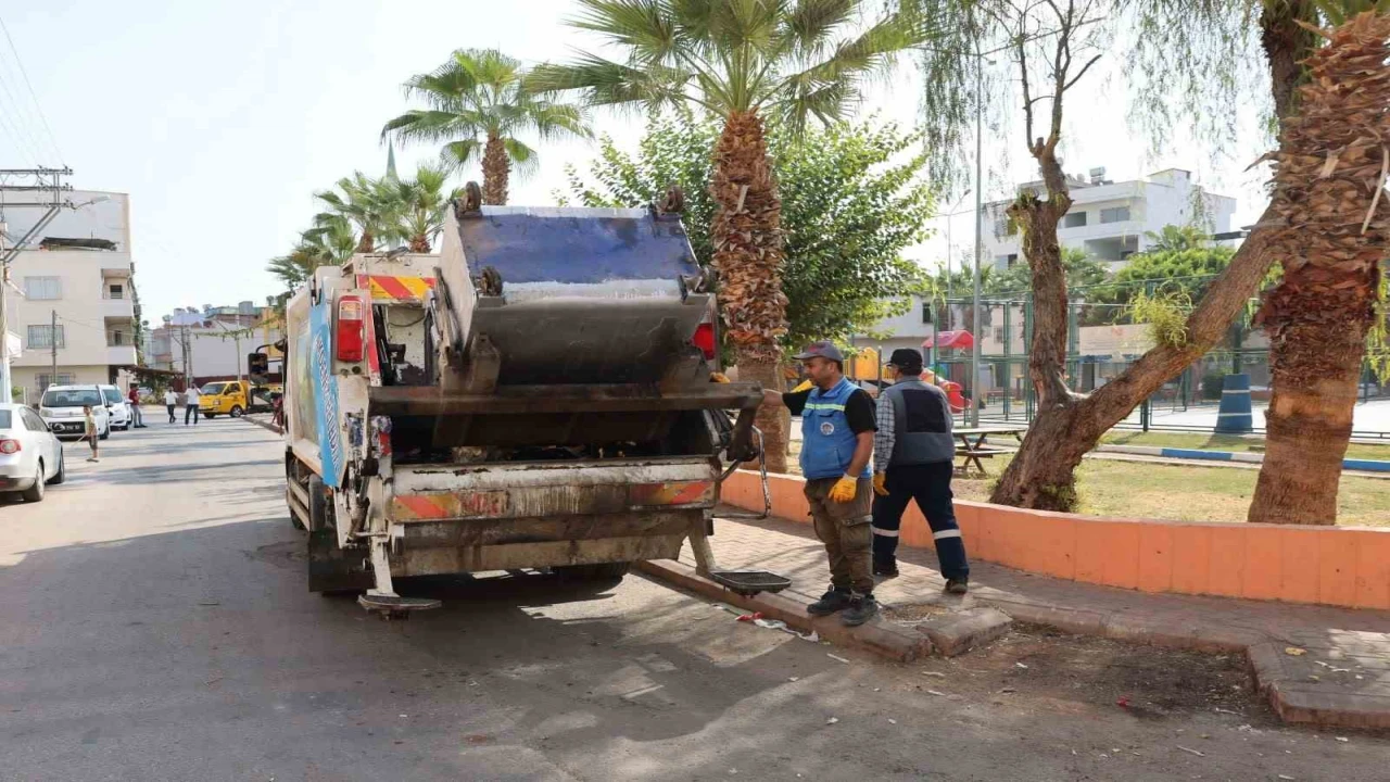 Akdenizde çöp konteynerleri dezenfekte ediliyor