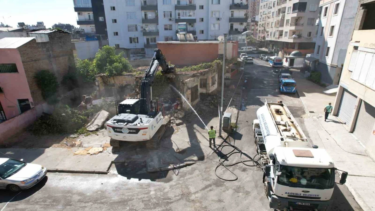 Akdenizde metruk yapılarla mücadele sürüyor