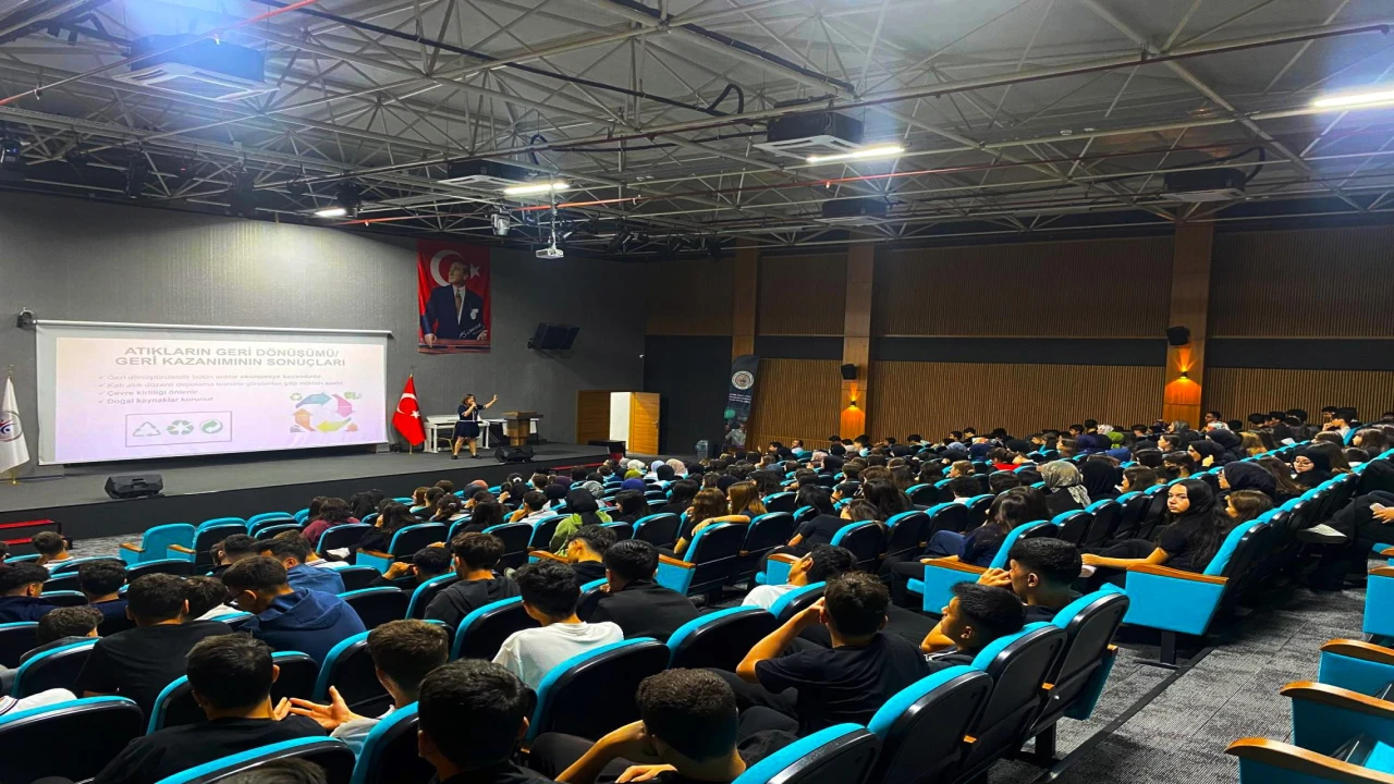 Alanya Belediyesinden lise öğrencilerine sıfır atık ve iklim değişikliği eğitimi