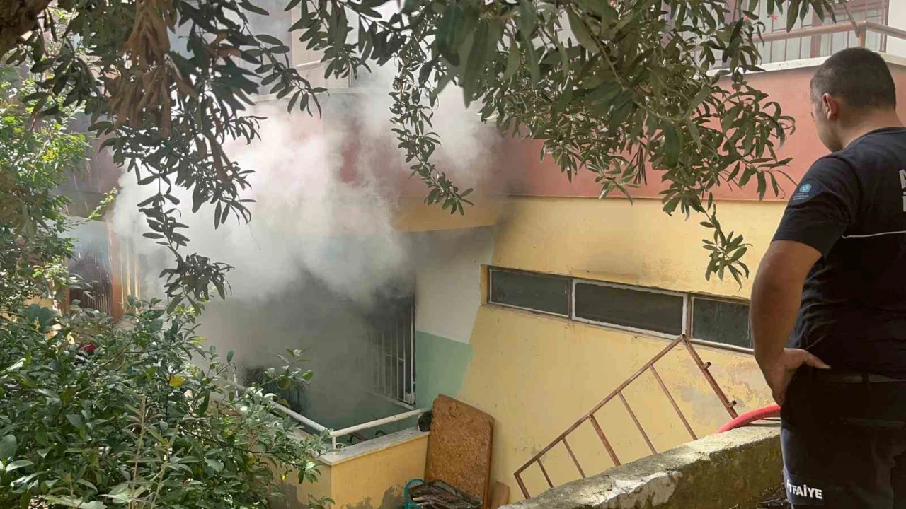 Alanyada 4 katlı binadaki yangın korkuttu