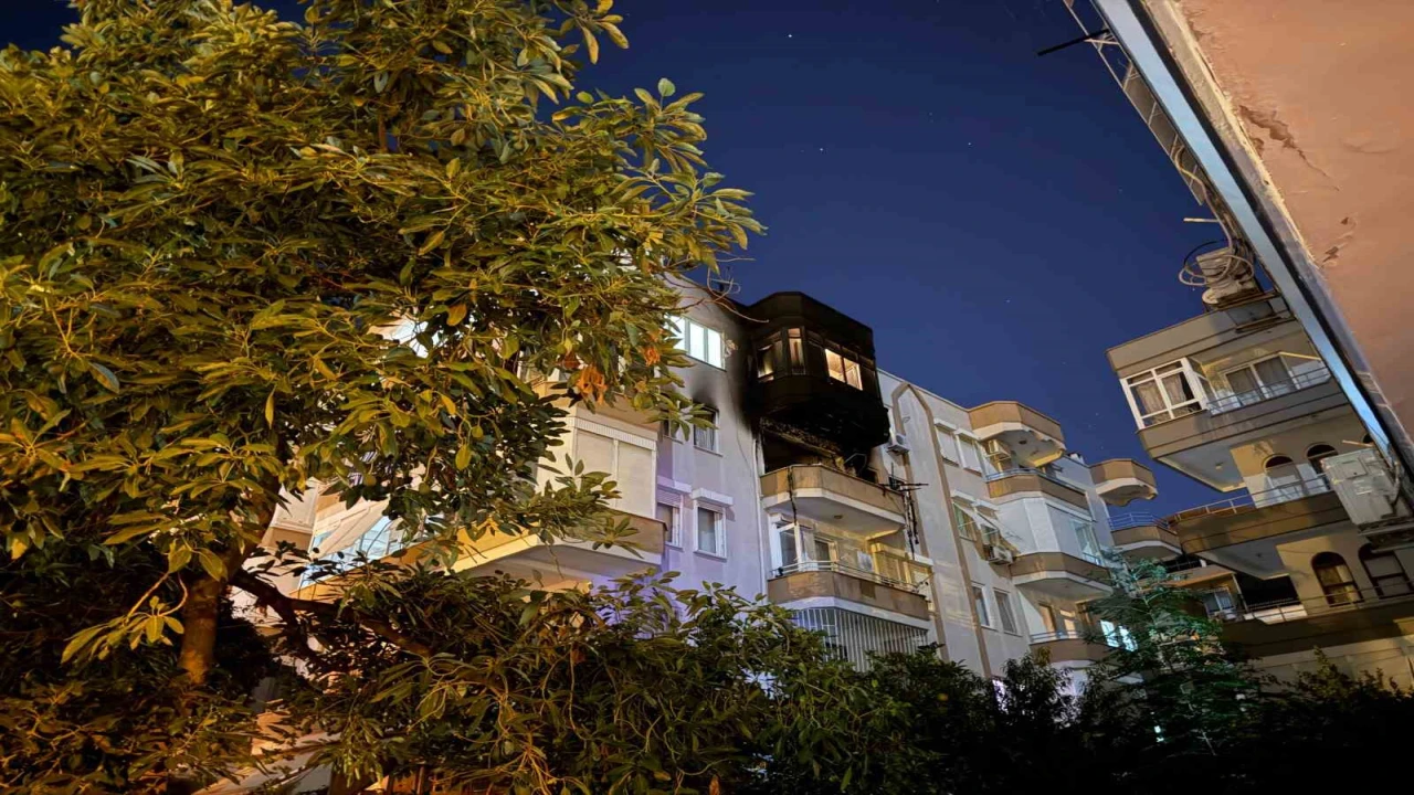 Alanyada 5 katlı binada yangın: 1 kişi hayatını kaybetti