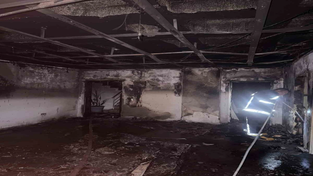 Alanyada 5 katlı sitenin sauna ve hamam kısmında çıkan yangın büyümeden söndürüldü