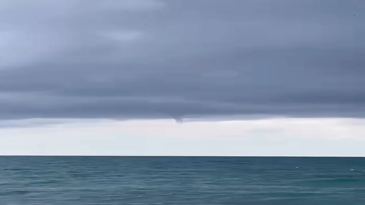 Alanyada denizde hortum çıktı