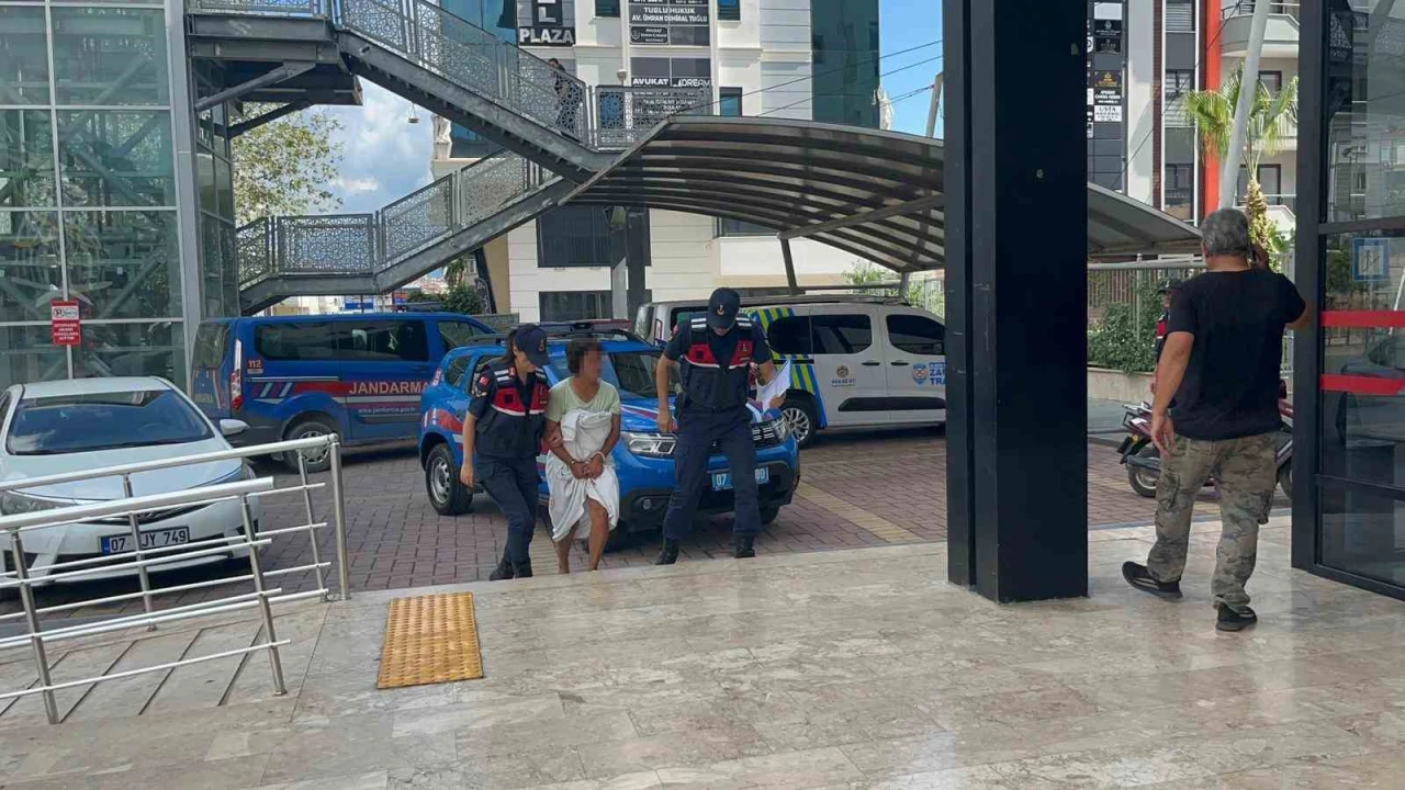 Alanyada mobilya dükkanını ve minibüsü ateşe veren kadın tutuklandı