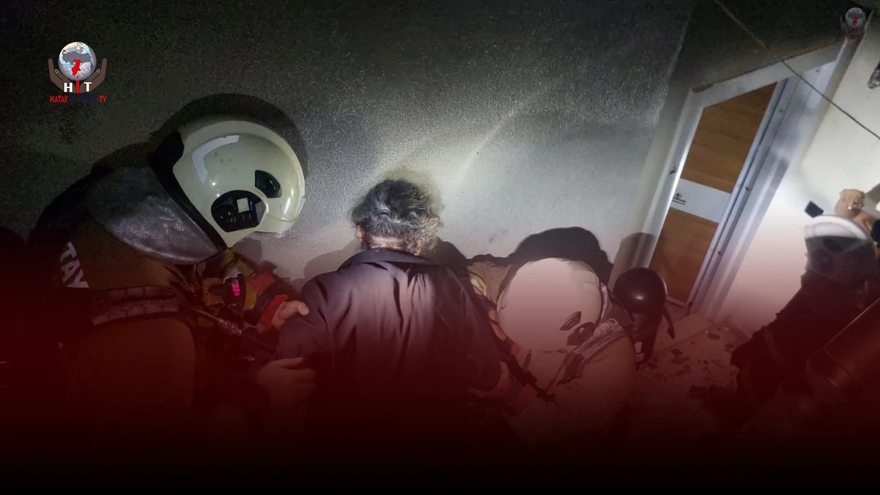 Alevlerin yükseldiği binada dumandan etkilenen vatandaşları itfaiye kurtardı