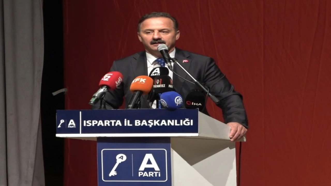 Anahtar Parti Genel Başkanı Ağıralioğlu, kürsüde konuşurken depreme yakalandı