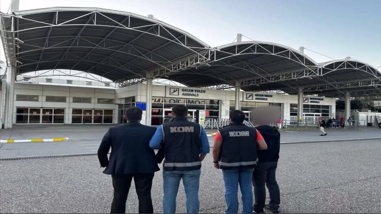 Antalya Havalimanında zimmet ve kaçakçılık suçundan gözaltına alınan 10 memurdan 5i tutuklandı