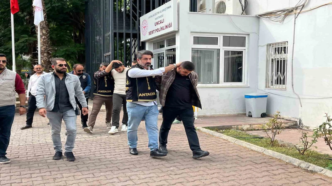 Antalyada 2 kişinin ölümüyle sonuçlanan silahlı kavga şüphelileri adliyeye sevk edildi