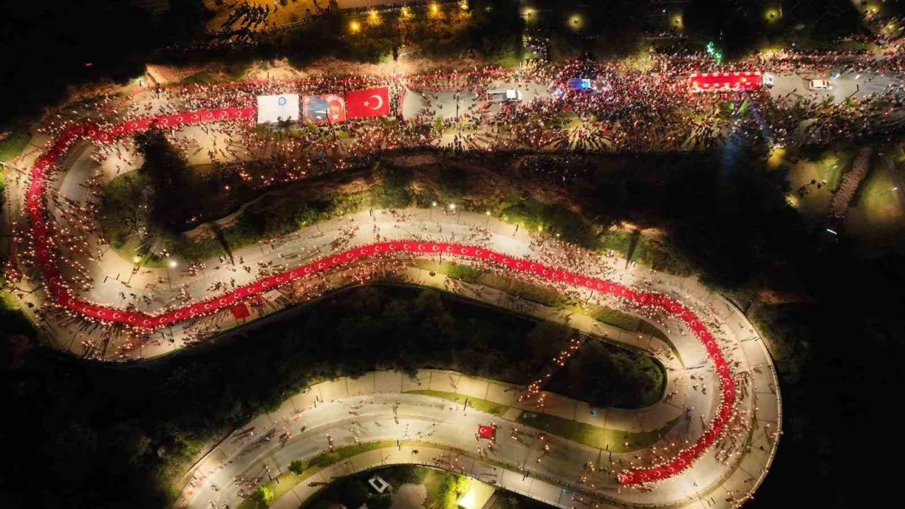 Antalyada 400 metrelik dev bayrakla Cumhuriyet coşkusu: Fener Alayına yüzlerce kişi katıldı