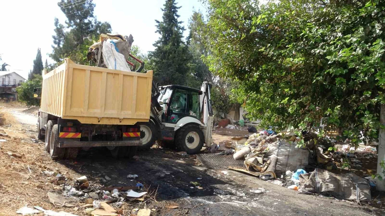 Antalyada atık malzemelerin istiflendiği 8 noktadan 30 kamyon çöp çıktı