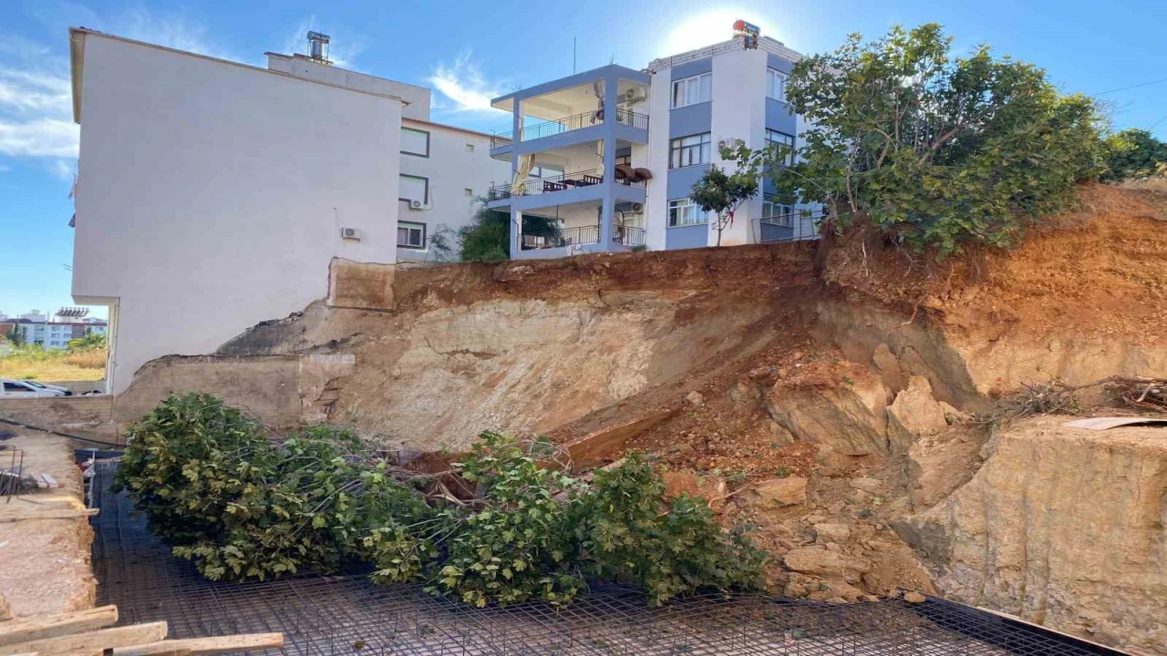 Antalyada bir evi tahliye ettiren inşaat temelinde ikinci toprak kayması