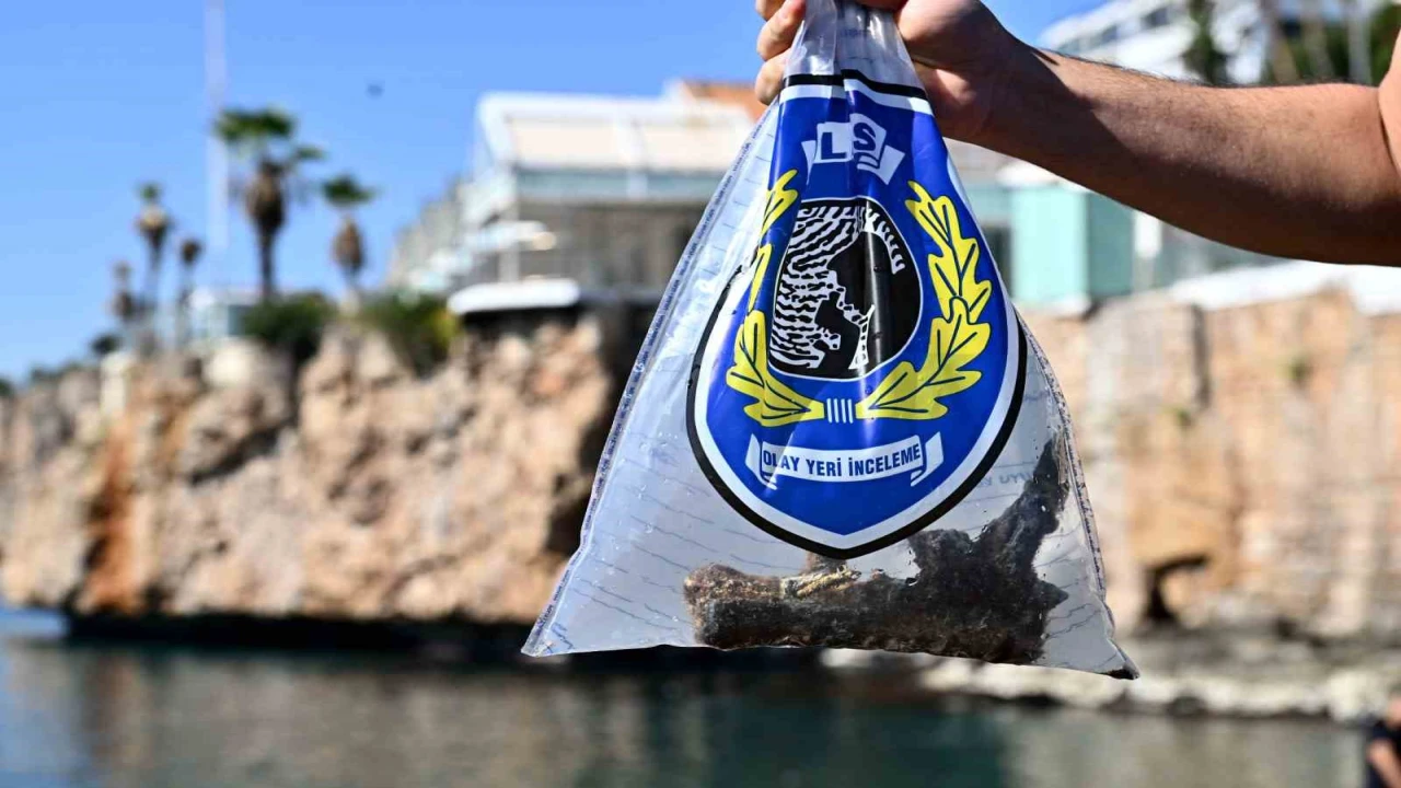 Antalyada deniz dibinden oksitlenmiş tabanca ve 2 bisiklet çıktı