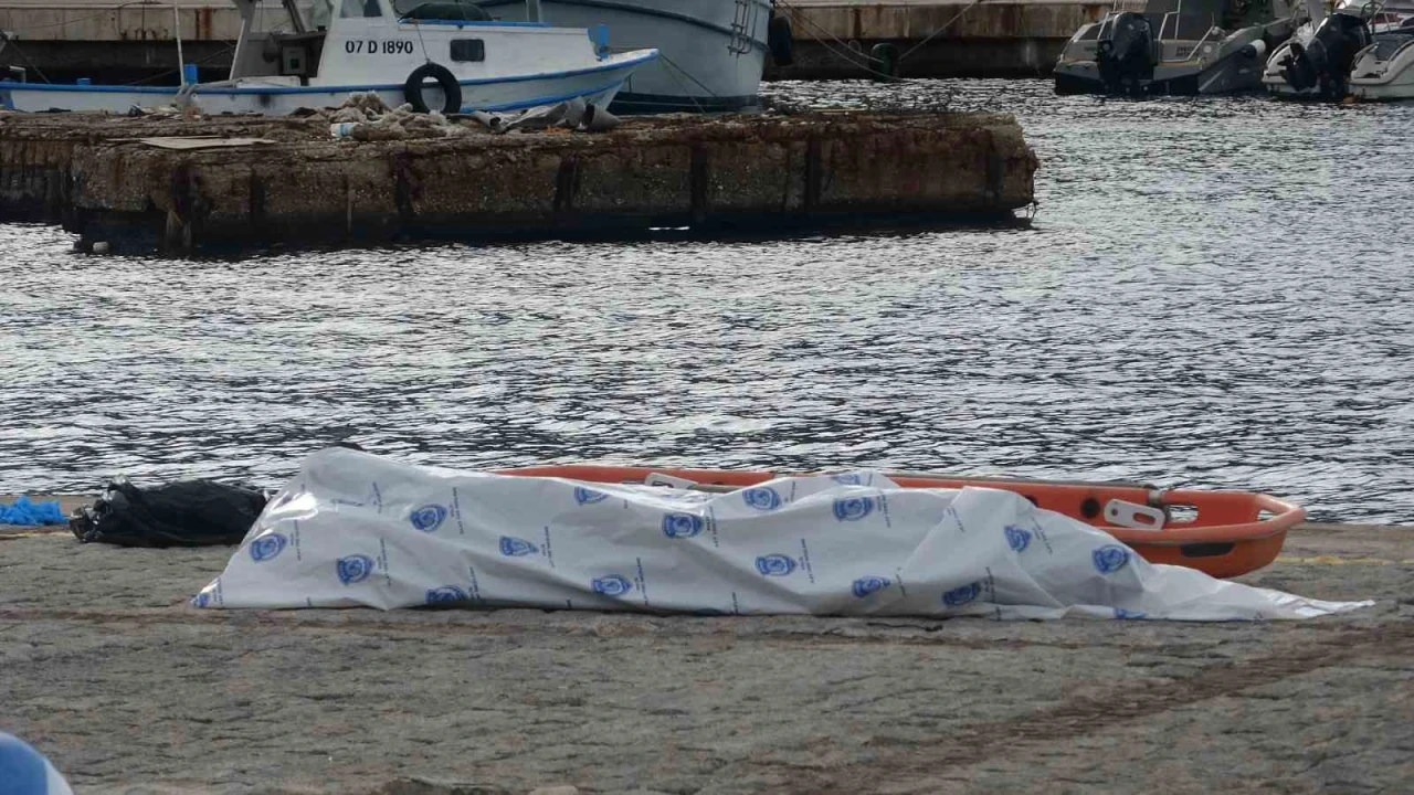 Antalyada denizde erkek cesedi bulundu