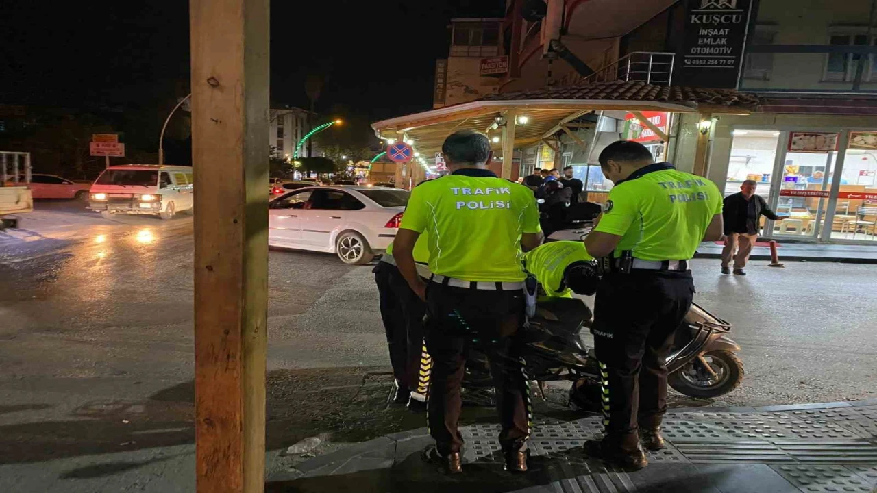 Antalyada devrilen motosikletin sürücüsü ağır yaralandı: Kaza anı kamerada