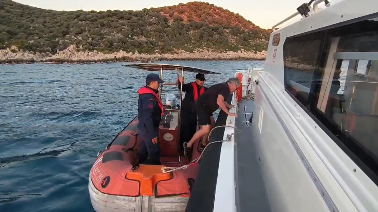 Antalyada kayalıklarda mahsur kalan Alman turisti Sahil Güvenlik ekipleri kurtardı