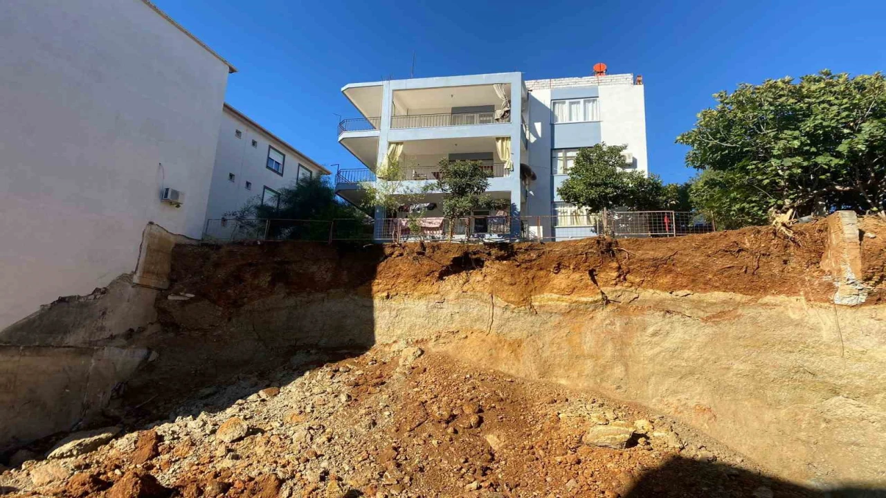 Antalyada kazı sırasında toprak kayması yaşanan alan görüntülendi