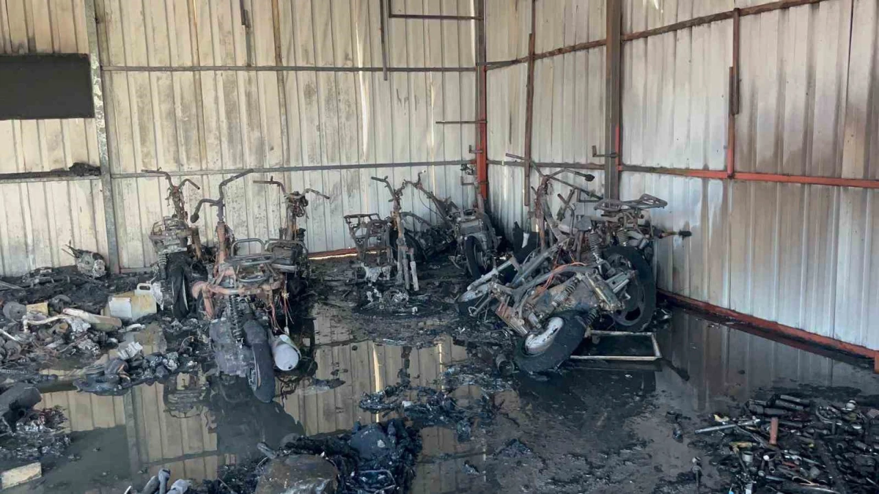 Antalyada motosiklet servisinde çıkan yangında 10un üzerinde motosiklet küle döndü