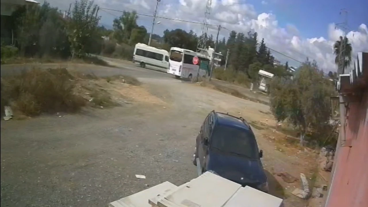 Antalyada okul servisiyle midibüs çarpıştı: 7 öğrenci yaralandı