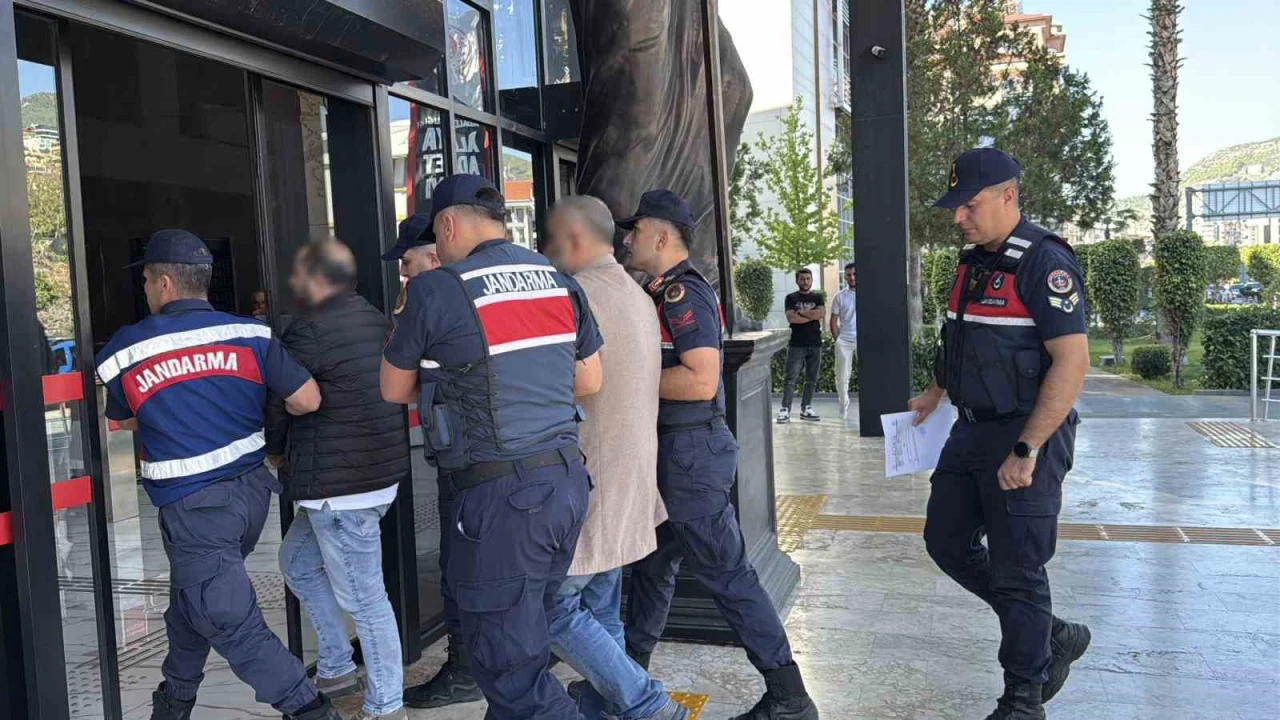 Antalyada sahte pasaportla 24 milyon liralık arsa vurgunu: 6 gözaltı