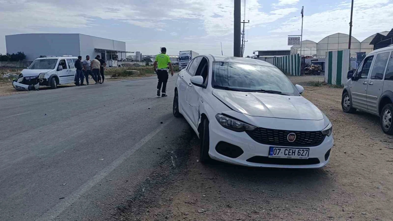 Antalyada U dönüşü yapan hafif ticari araçla otomobil çarpıştı: 1 yaralı