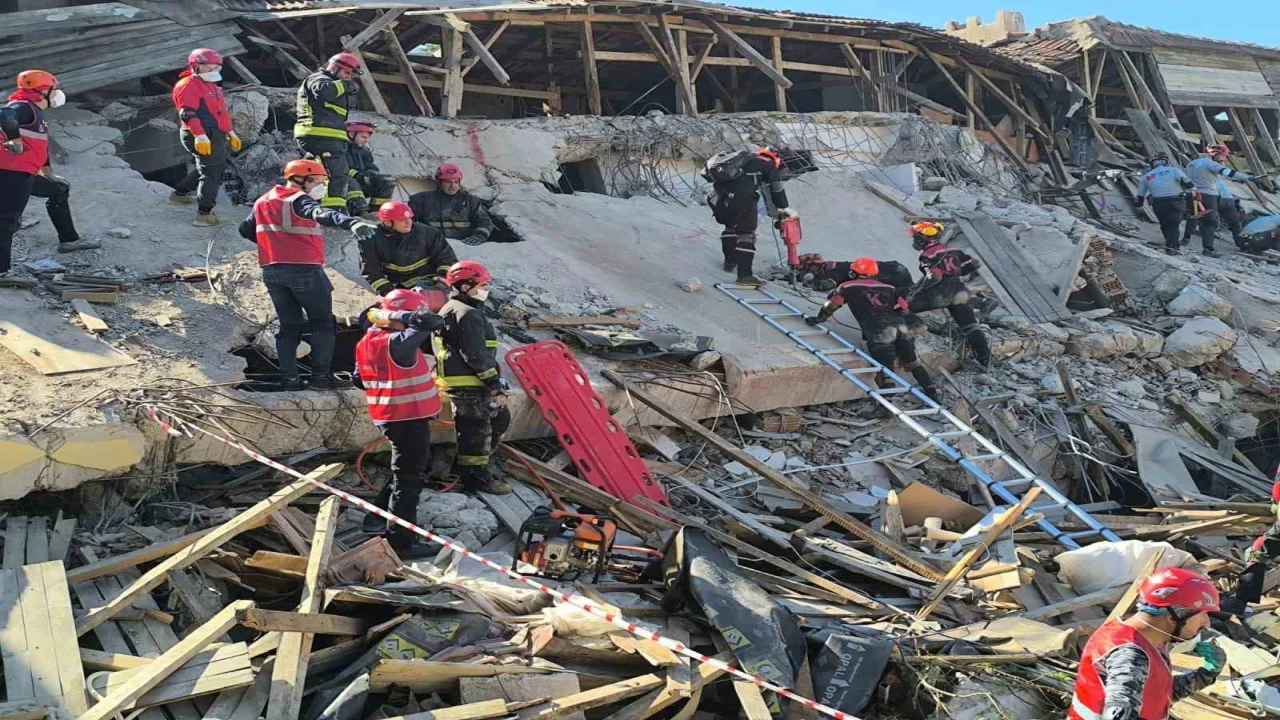 Antalyada yıkımı gerçekleşen riskli yapı enkazında deprem tatbikatı