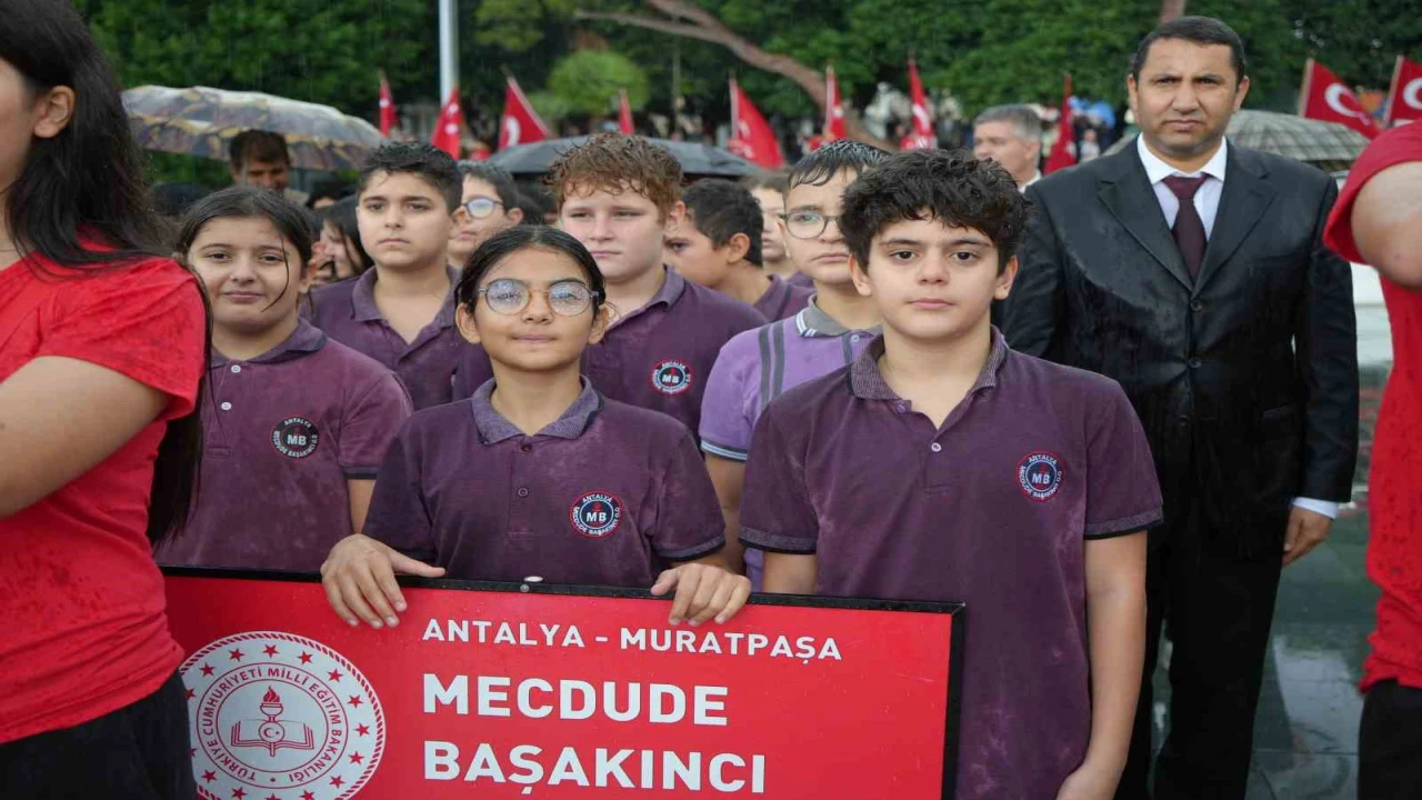 Antalyalılar 29 Ekim coşkusunu sağanak yağmur altında kutladı
