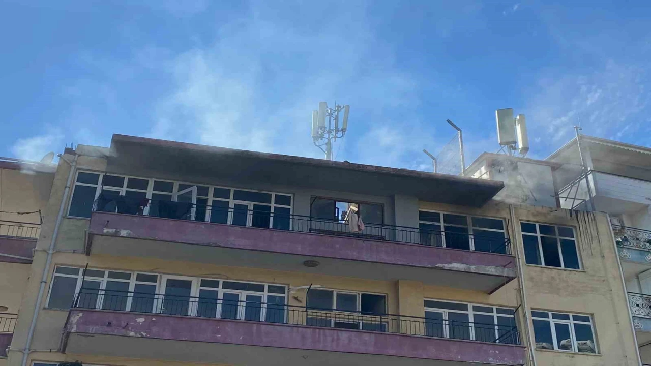 Apartmanda çıkan yangında balkonda mahsur kalan 5 çocuğu itfaiye ekipleri kurtardı