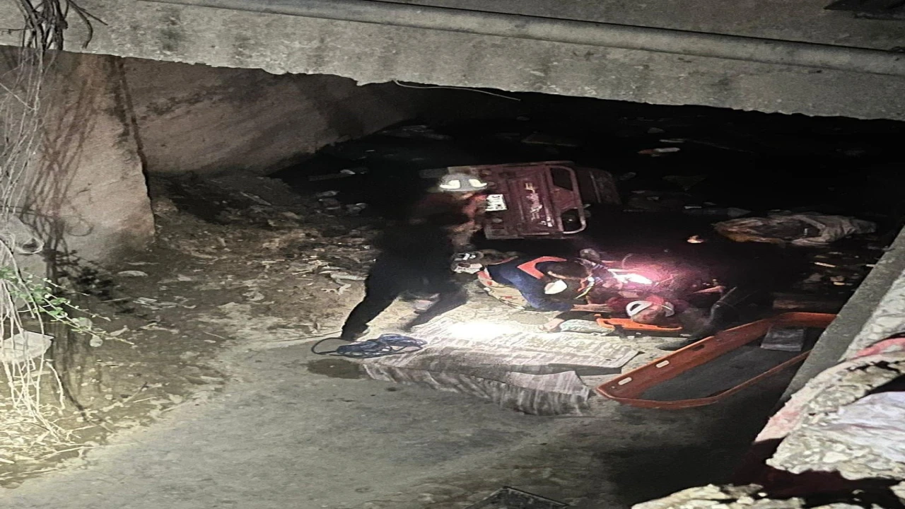 Asi Nehrine uçan motosikletin sürücüsünü itfaiye kurtardı