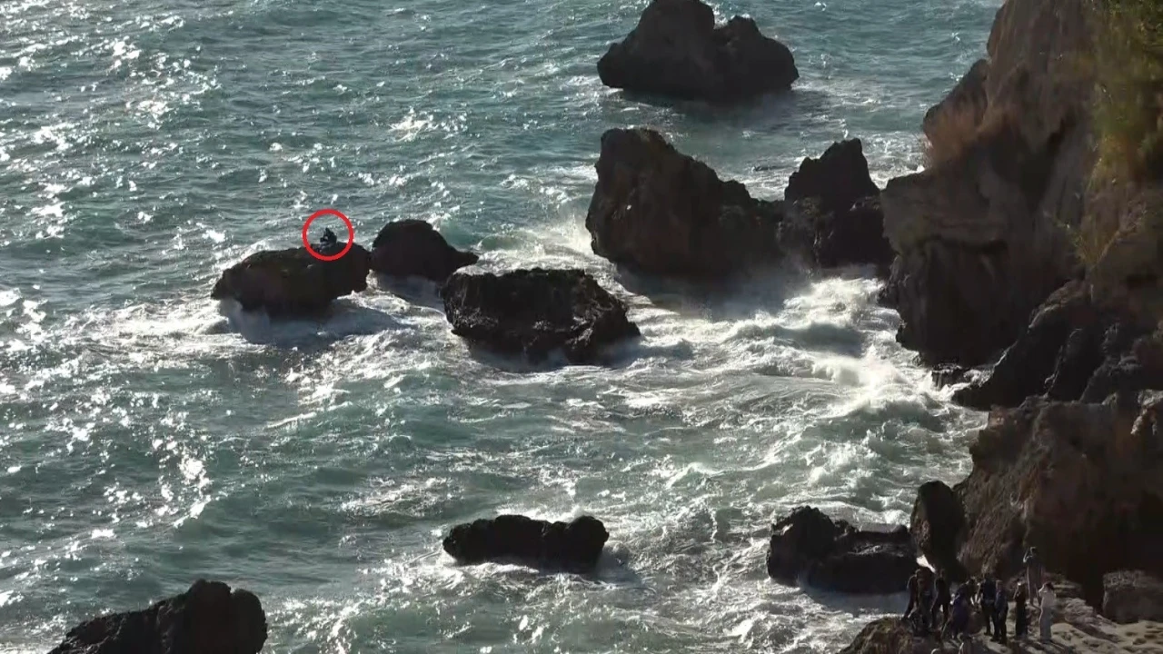 Balık tuttuğu kayalıklarda dalgalar yükselince mahsur kaldı