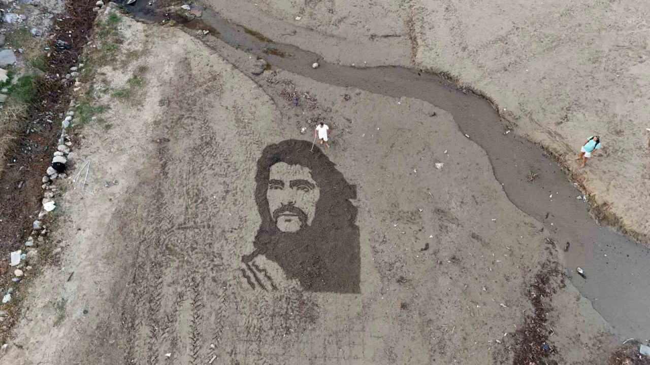 Barış Mançonun resmini tırmıkla Alanya sahillerine işledi