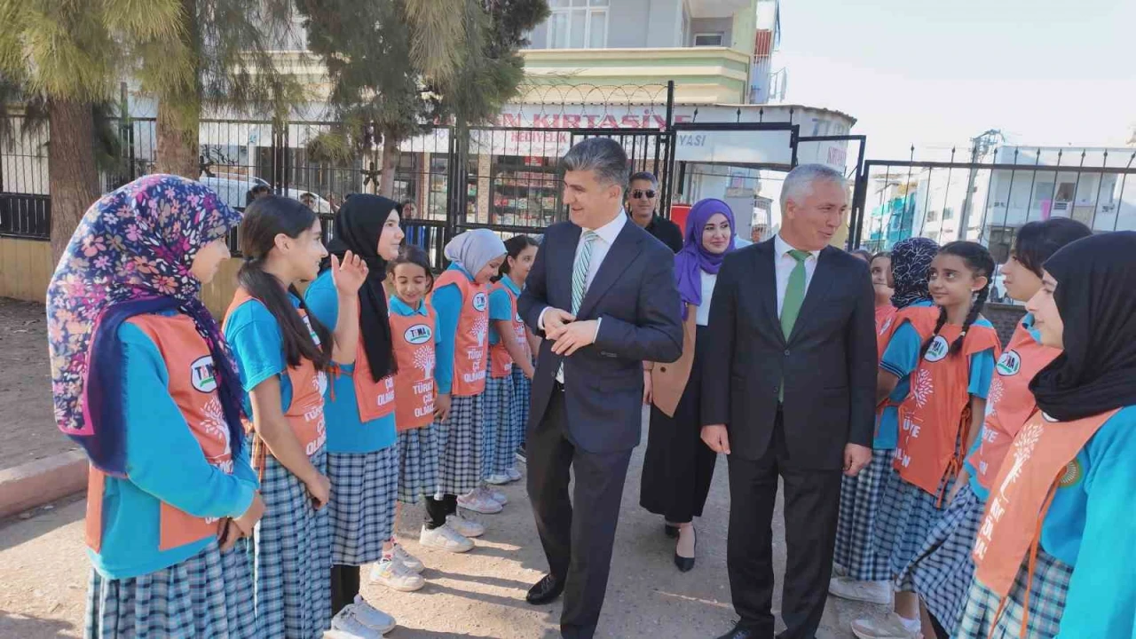Başkan Vekili Şenerden öğrencilere kitap müjdesi